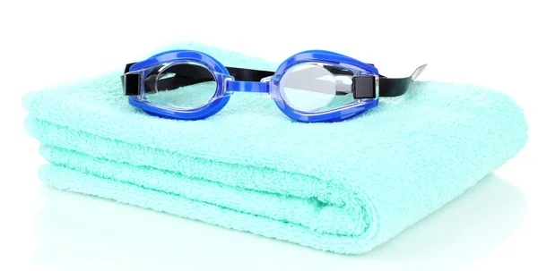Gafas de natación en toalla aislada en blanco — Foto de Stock