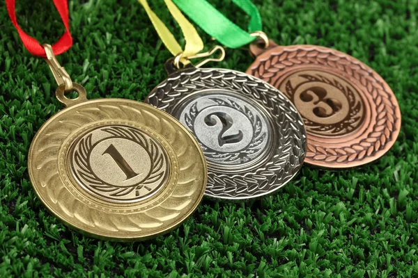 잔디 배경에서 3 개의 메달 — 스톡 사진