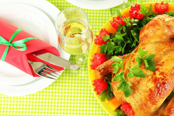 Banquet table with roast chicken close-up. Thanksgiving Day — Stock Photo, Image