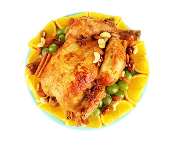 Geheel gebraden kip met druiven, sinaasappels en specerijen op blauw bord geïsoleerd op wit — Stockfoto