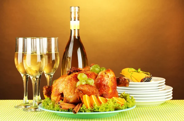 茶色の背景のクローズ アップに感謝祭のテーブルの設定 — ストック写真