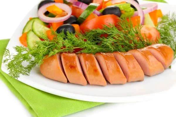 Grillwurst mit frischem Salat aus nächster Nähe — Stockfoto