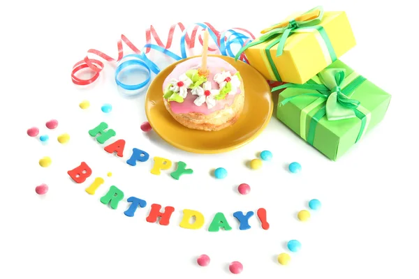 Mum ve üzerinde beyaz izole hediyeler ile renkli doğum günü pastası — Stok fotoğraf
