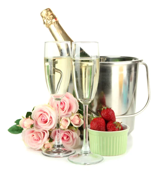 Romantische Stilleven met champagne, aardbei en roze rozen, geïsoleerd op wit — Stockfoto