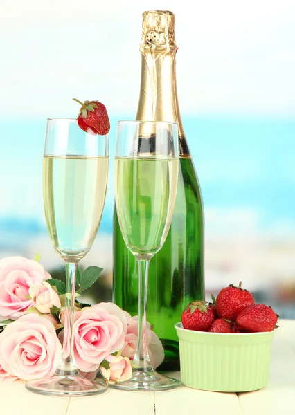 Natura morta romantica con champagne, fragole e rose rosa, su sfondo luminoso — Foto Stock