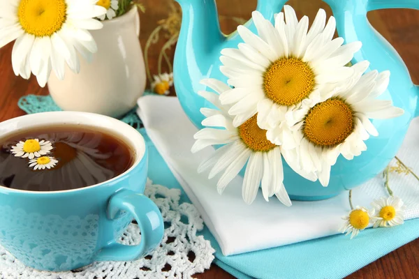 Beautiful bouquet chamomiles in teapot on wooden table close-up — Stock Photo, Image