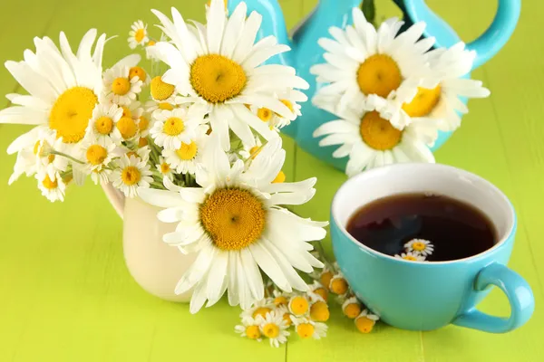 Ahşap masa yakın çekim üzerinde sürahi içinde güzel buket chamomiles — Stok fotoğraf