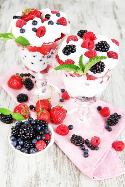 Naturjoghurt mit frischen Beeren auf Holzgrund — Stockfoto