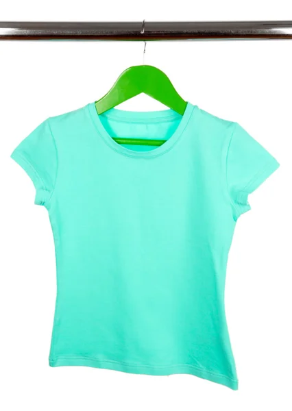 Kleurrijke t-shirt op kleren hanger geïsoleerd op wit — Stockfoto