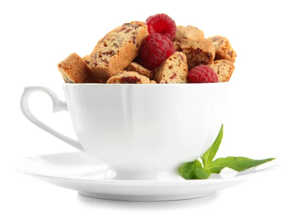 Biscuits savoureux aux framboises dans une tasse isolée sur blanc — Photo