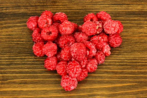 Frische Himbeere auf hölzernem Hintergrund — Stockfoto