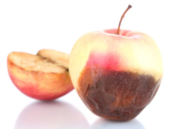 Гнилые яблоки, изолированные на белом — стоковое фото
