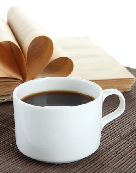 Tasse Kaffee und Buch auf Bambusmatte auf weißem Hintergrund — Stockfoto