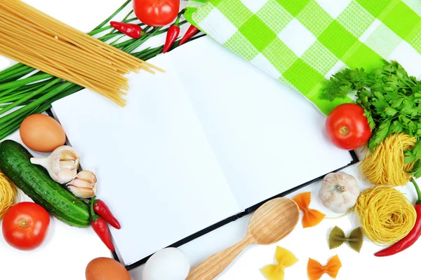 Концепція приготування їжі. Продукти з порожньою кулінарною книгою крупним планом — стокове фото