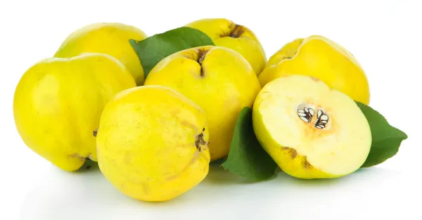 달콤한 quinces 흰색 절연 — 스톡 사진