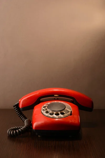 Röd retro telefon, på mörk bakgrund — Stockfoto