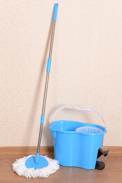 Huis schoonmaken met mop — Stockfoto