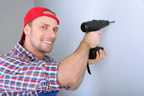 Portret van de jonge voorman in de kamer — Stockfoto