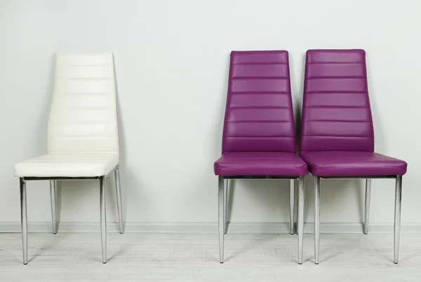 Modern färg stolar på väggen bakgrund — Stockfoto