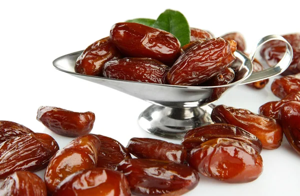 Dates séchées dans un plat métallique isolé sur blanc — Photo