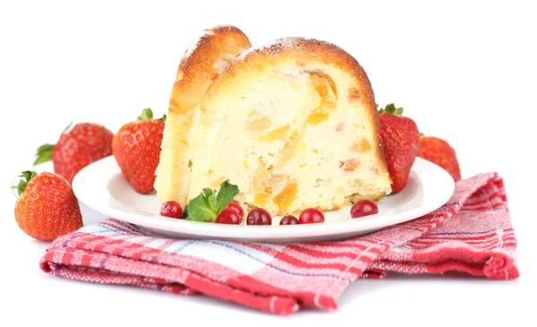 Fatia de bolo caseiro saboroso com bagas, isolado em branco — Fotografia de Stock