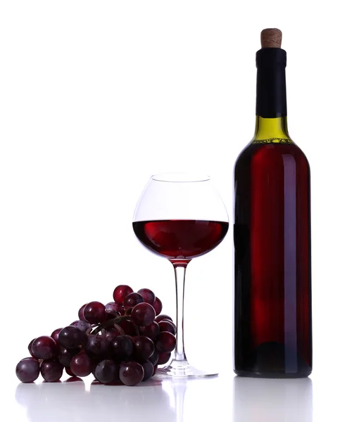 Bicchiere da vino con vino rosso, uva e bottiglia isolata su bianco — Foto Stock