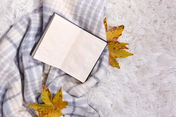 Composição com xadrez quente, livro, em fundo tapete de cor — Fotografia de Stock