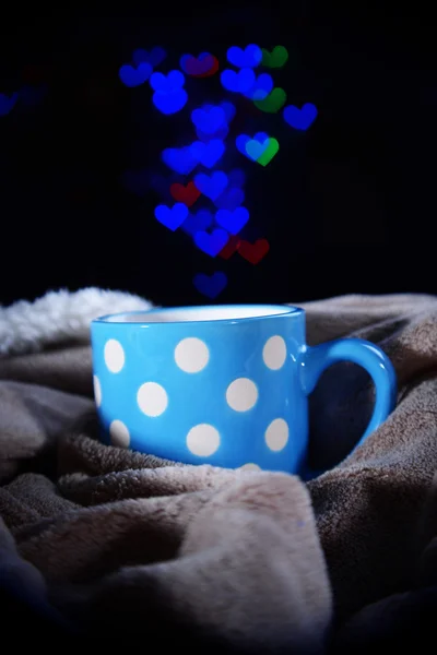 Tasse Kaffee mit Karo auf dunklem Hintergrund — Stockfoto