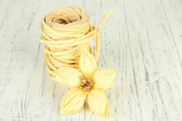 Decorative straw for hand made and flower of straw, on wooden background — Stock Photo, Image