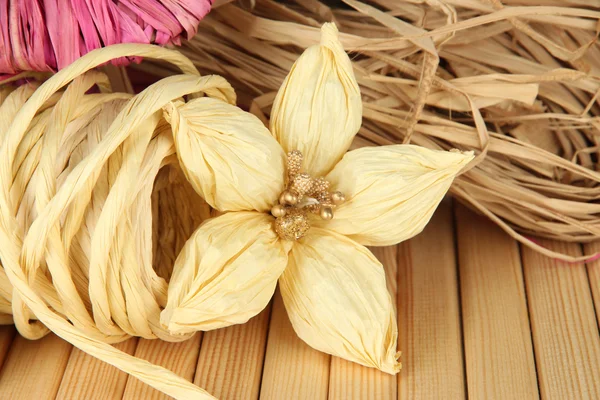 Paja decorativa para hacer a mano y flor de paja, sobre fondo de madera —  Fotos de Stock