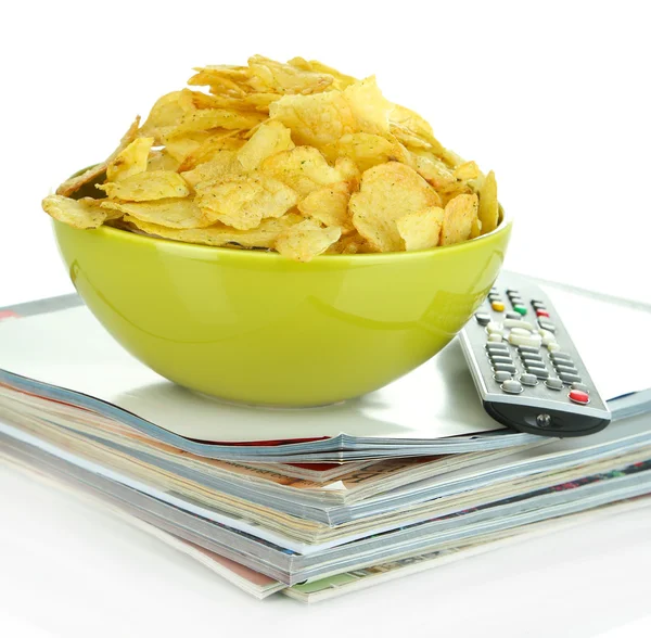 Chips en tazón y control remoto de TV aislado en blanco —  Fotos de Stock