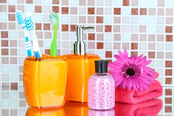 Cosmétiques et accessoires de bain sur fond de carreaux de mosaïque — Photo