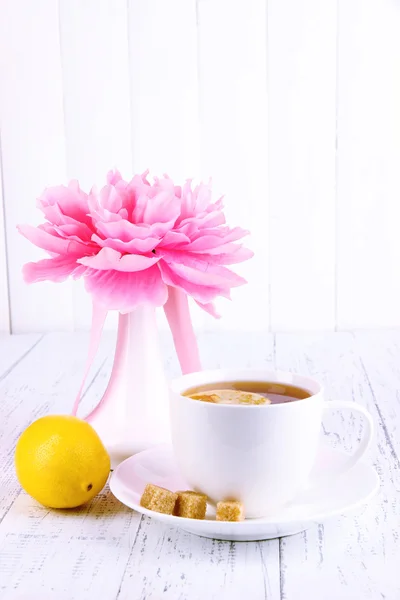 Taza de té con limón de cerca —  Fotos de Stock