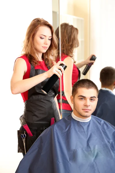 Hermosa chica peluquera hacer peinado chico en salón de belleza —  Fotos de Stock