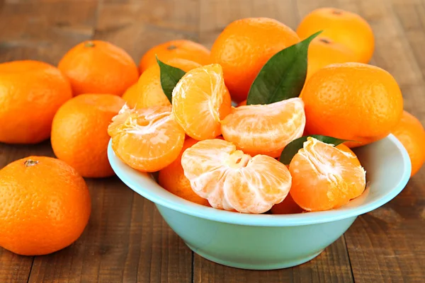 Ripe tangerines in bowl on wooden background — Stock Photo, Image