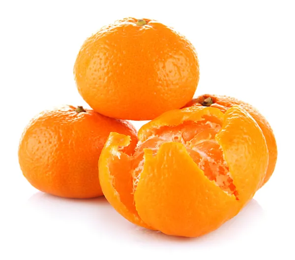 Zralé mandarinky izolované na bílém — Stock fotografie