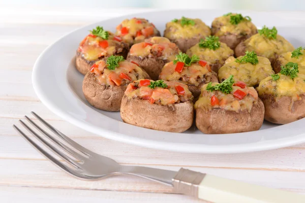 Las setas rellenas en el plato a la mesa el primer plano —  Fotos de Stock