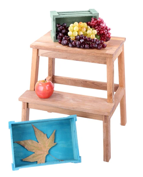 Caja de madera con frutas, en una pequeña escalera de madera, aislada en blanco — Foto de Stock