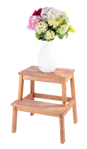 Beyaz izole küçük ahşap merdiven üzerinde çiçekli vazo — Stok fotoğraf