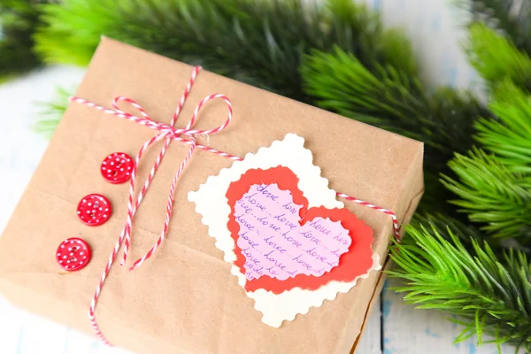 Caja de regalo de papel sobre fondo de madera — Foto de Stock