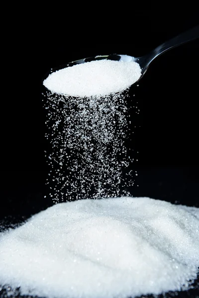 Сахар изолирован на черном — стоковое фото
