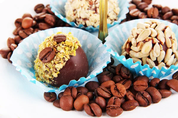 Set di caramelle al cioccolato, isolate su bianco — Foto Stock