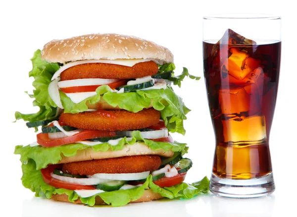 Hatalmas burger és pohár hideg itallal, elszigetelt fehér — Stock Fotó