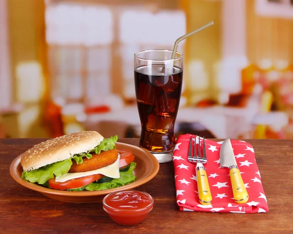 Leckeres Sandwich mit Schnitzel, auf Farbteller, auf Serviette, auf hellem Hintergrund — Stockfoto
