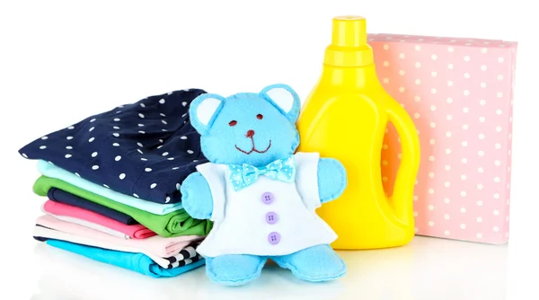 Secadora suavizante y polvo de lavado con ropa para niños aislada en blanco —  Fotos de Stock