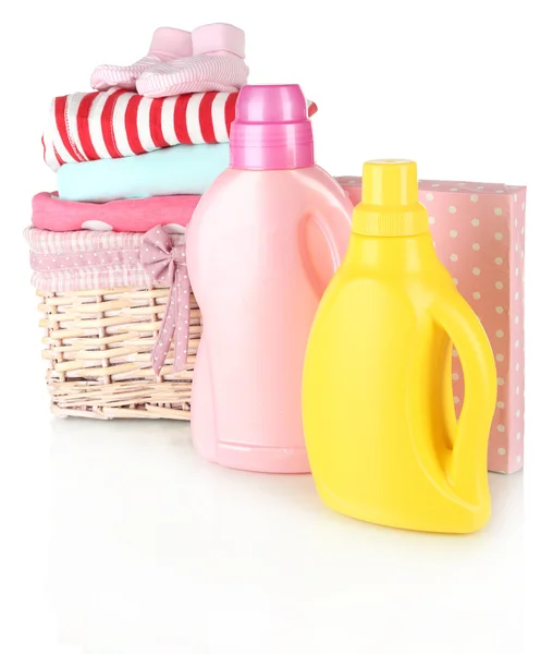 Secadores amaciadores e lavagem em pó com roupas infantis isoladas em branco — Fotografia de Stock