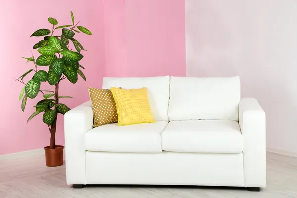 Witte sofa in kamer op roze muur achtergrond — Stockfoto