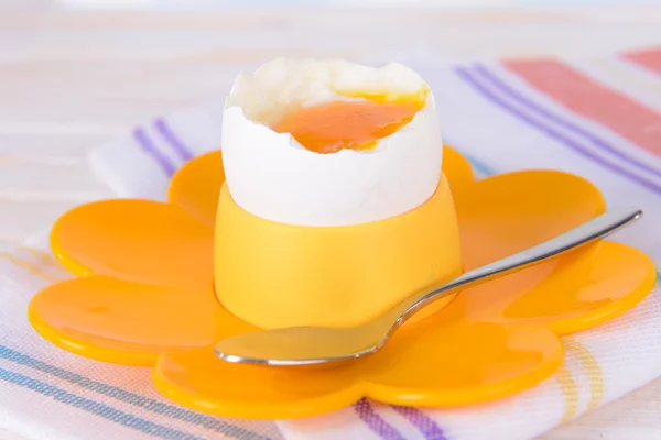 Вареное яйцо в яичной чашке на столе крупным планом — стоковое фото