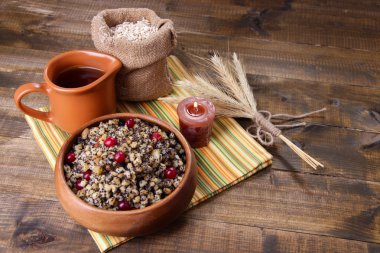 kutia - geleneksel Noel tatlı yemek Ukrayna, Beyaz Rusya ve Polonya, ahşap zemin ile kase