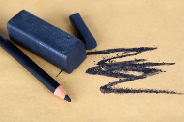 Çizim charcoals ve kalem kağıt üzerine siyah